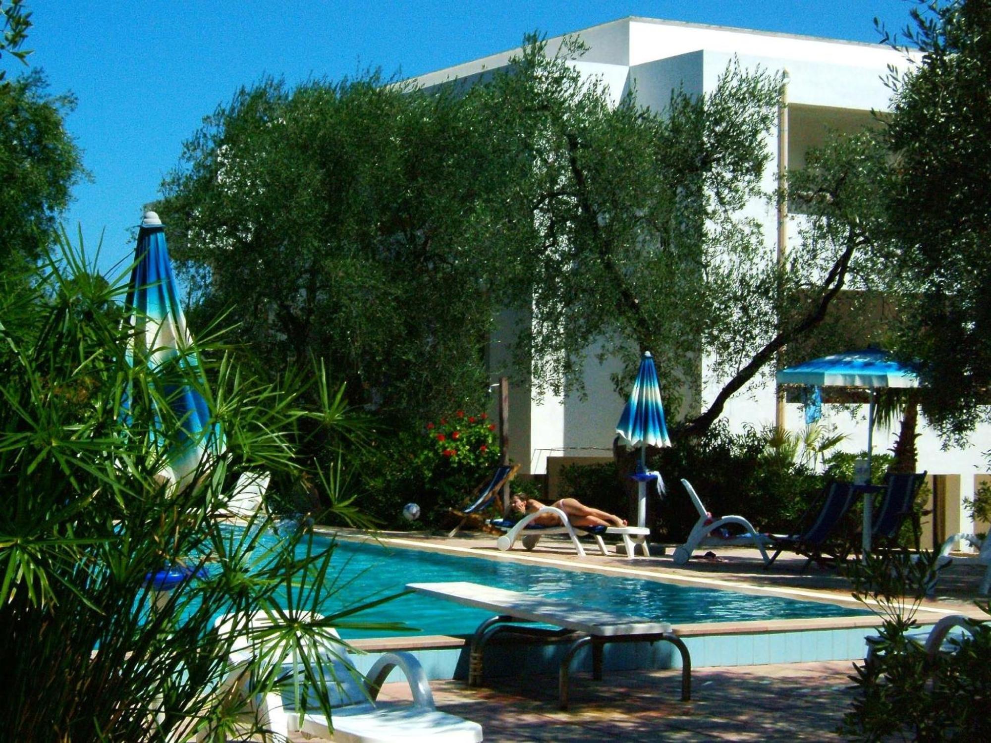 Residence Baia Del Gallo Vieste Bagian luar foto
